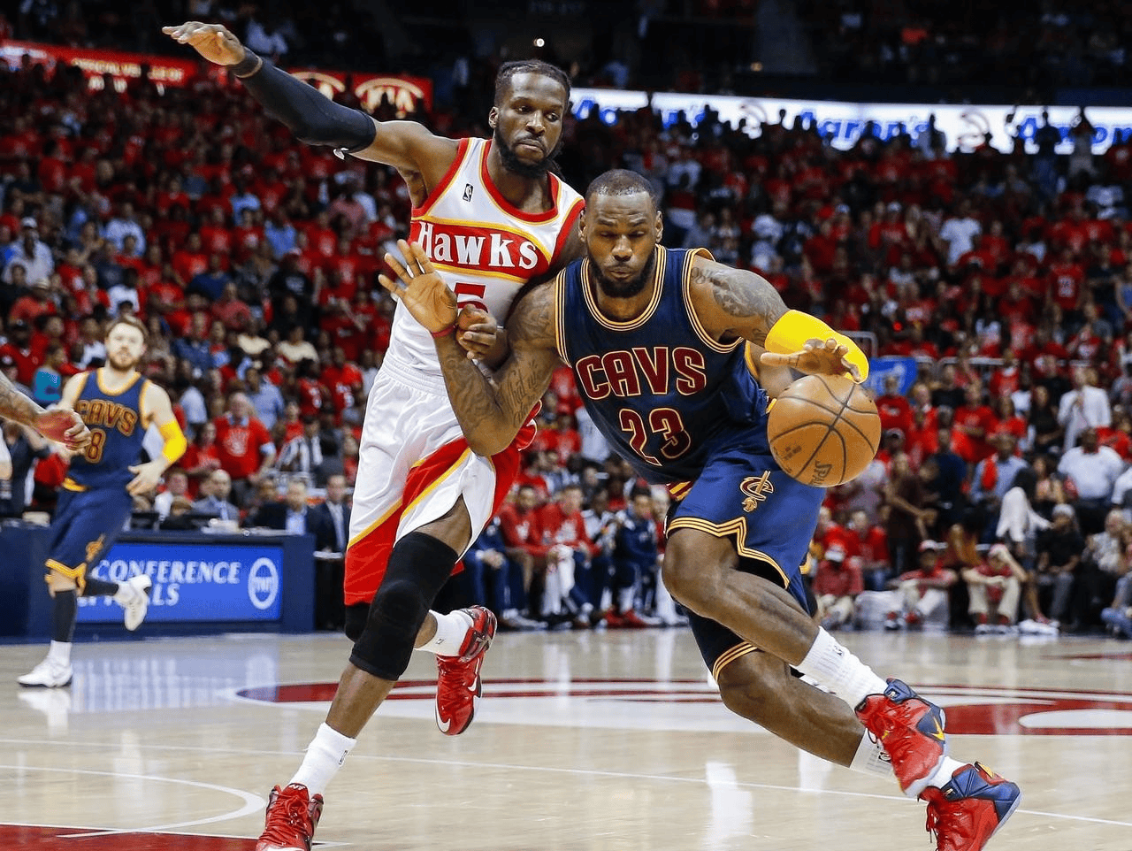 詹姆斯在热火比赛中比分优势明显，问鼎冠军引发热议！(詹姆斯在热火球员冠军戒指)一键下载开云APP